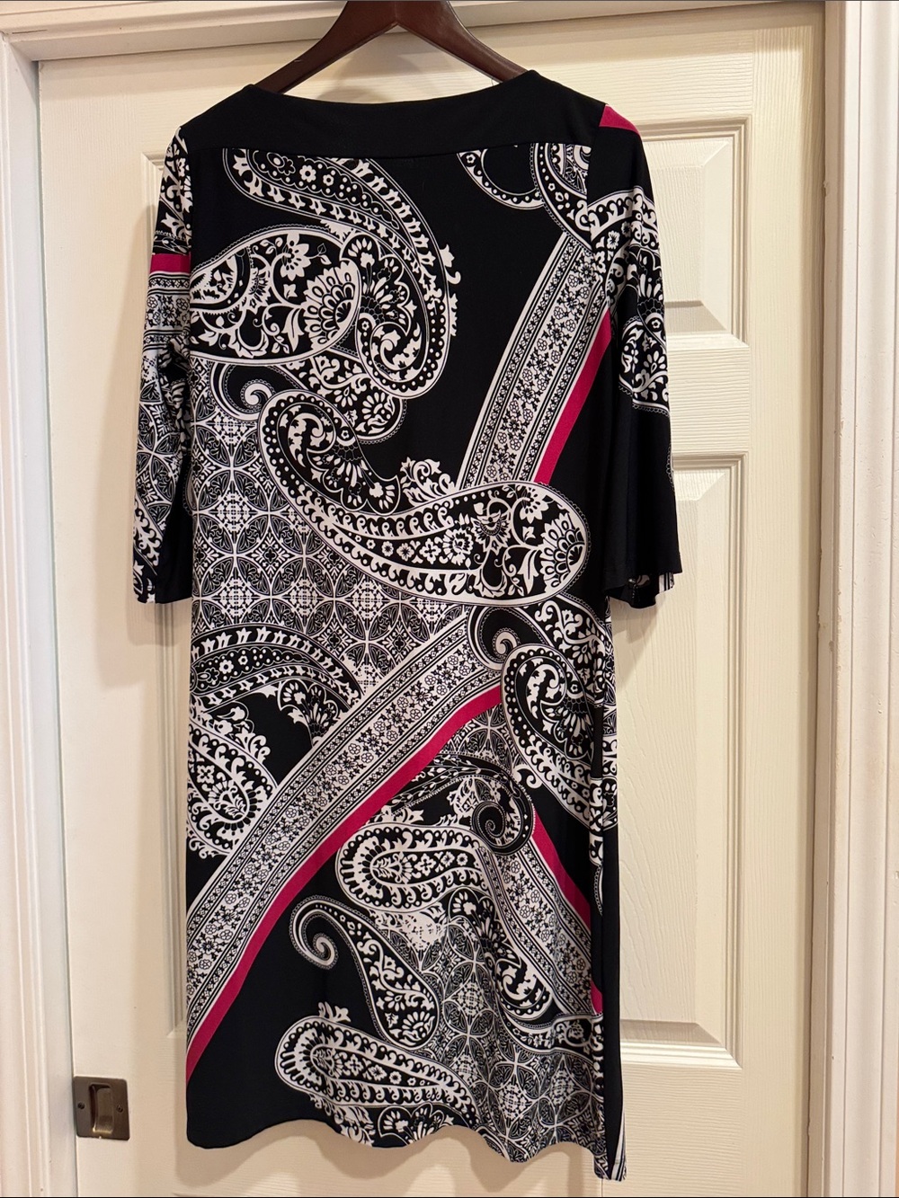 Lightweight and Flattering Black and White Paisley Sheath Dress with Pink Trim - Picture 4 of 7